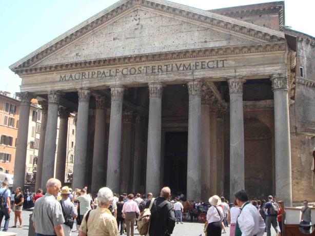 パンテオン正面です。ローマのすべての神々に捧げられた神殿です。元々ローマは、多神教なのだそうです。